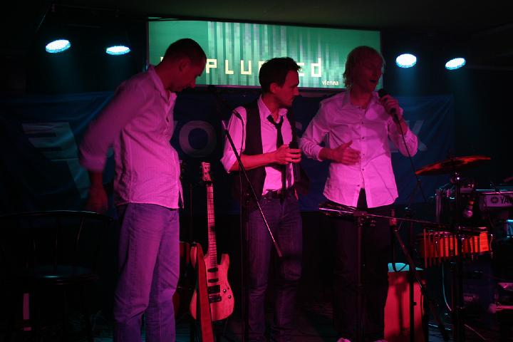 2008-11-28 M3_live at replugged 201.jpg